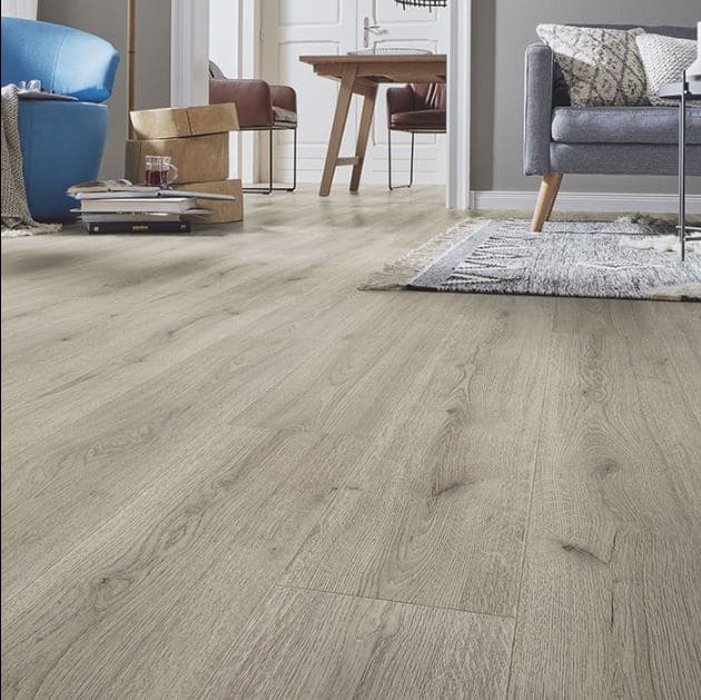 Piso Laminado PVC, Lideres en Ventas de Piso Laminado PVC, Pisos Laminados Flotantes, Brillantes, de Trafico Pesado, Pisos Laminados Modernos, Economicos, Silla blanca, cortina blanca, mesa con ramo de flores.