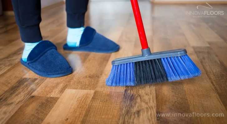 Barrer Piso Lamindo Con escoba de Cerdas Suaves Como limpiar el piso laminado Webp_11zon
