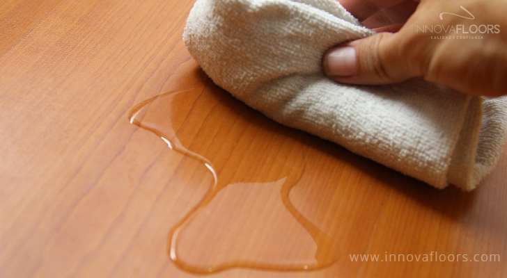 Limpiar derrames de liquido - Piso Lamindo Con toalla Suave - Como limpiar el piso laminado Webp Comprimido