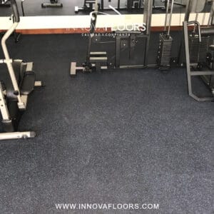 Piso en Rollo para Gimnasio Color Negro con Chispas Color Azul
