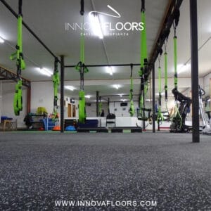 Piso en Rollo para Gimnasio en Caucho Uso Gym Color Negro con Chispas Color Blanco Imagen Ambiente