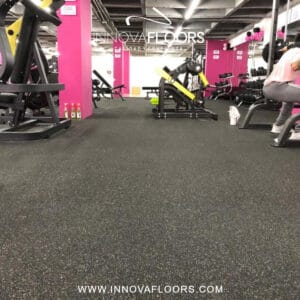 Piso en Rollo para Gimnasio en Caucho Uso Gym Color Negro con Chispas Color Blanco Imagen Ambiente