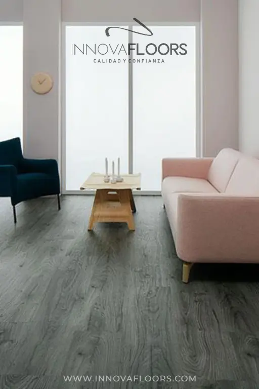 	Piso vinílico Allura europeo, de calidad superior, instalado en una sala residencial elegante