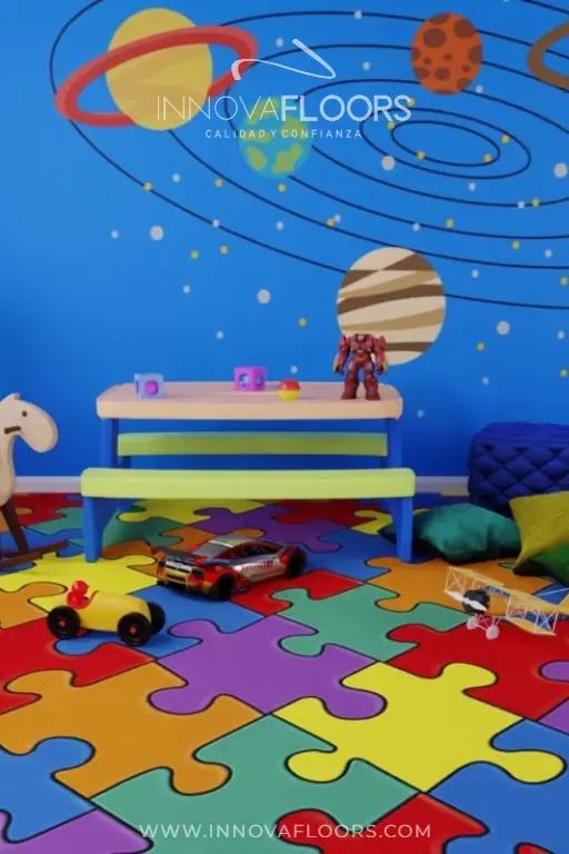 Piso vinílico tipo madera claro en zona lounge de un hotel de lujo, Bogotá