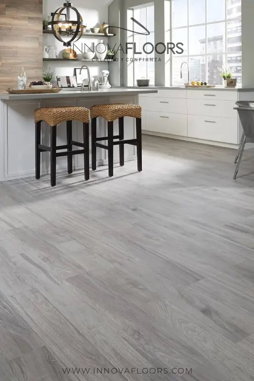 Piso vinílico LVT tipo madera en rollo instalado en cocina con barra y taburetes, diseño para interiores residenciales