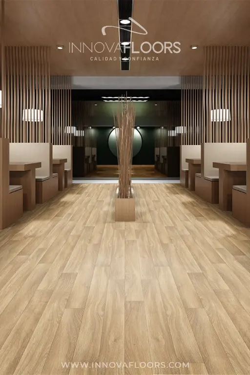 Piso vinílico tipo madera claro en zona lounge de un hotel de lujo, Bogotá